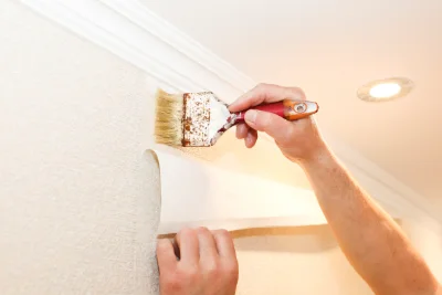 Pose de papier peint à Cucuron — revêtements muraux et toiles de verre